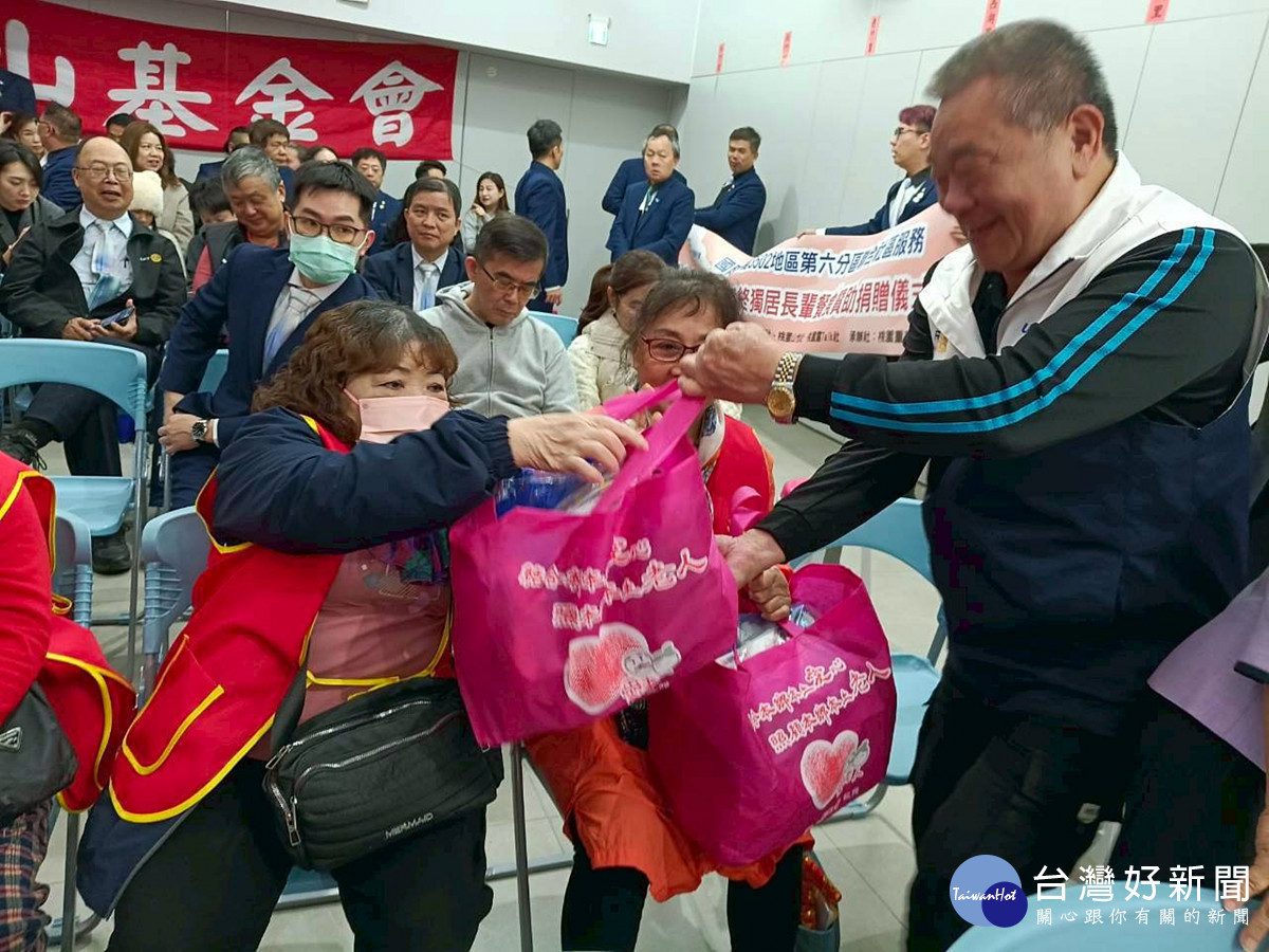 讓愛上桌 國際扶輪社3052地區第六分區捐年菜助孤老