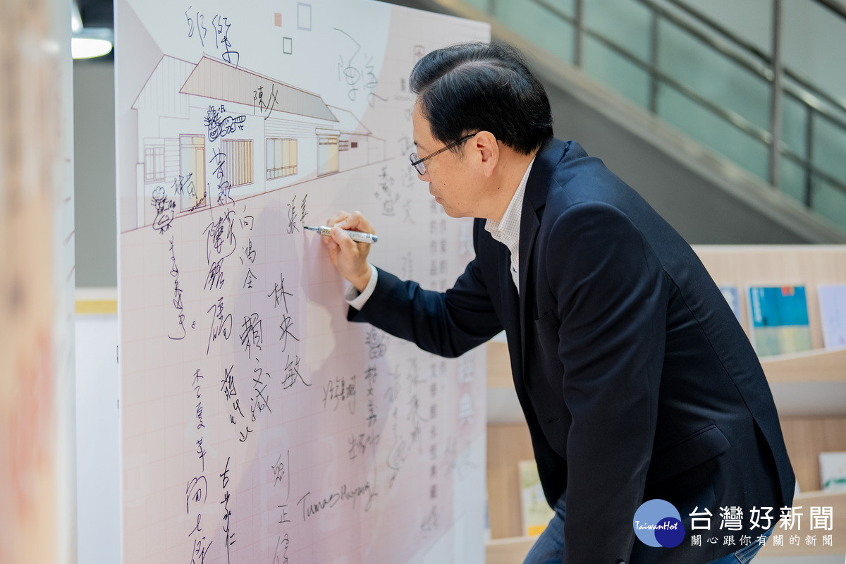 園市長張善政出席「文運長河迎新年」活動時簽名。<br />
