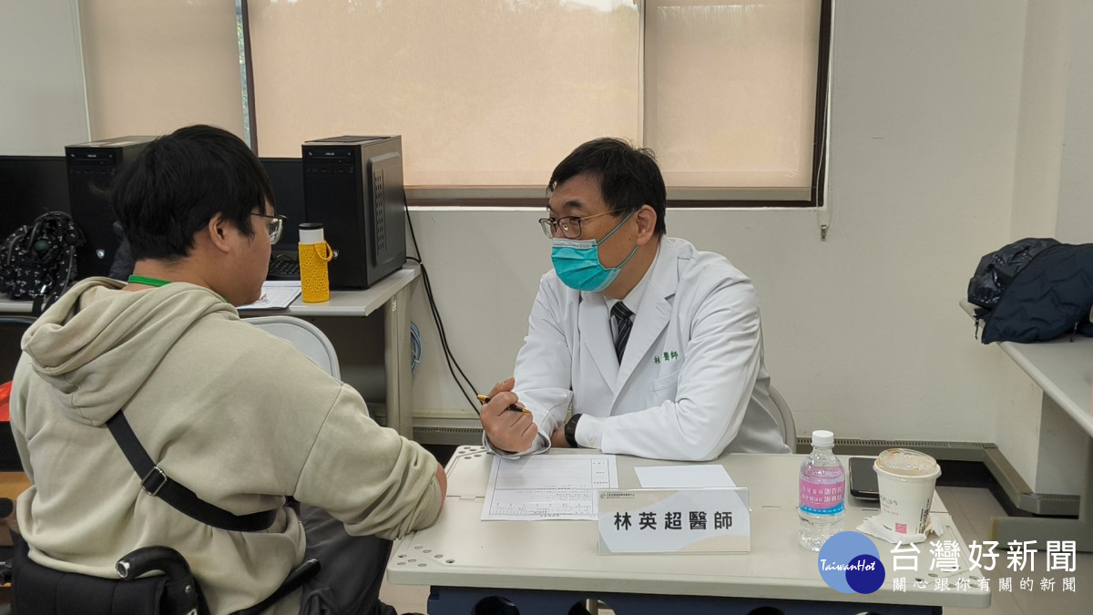 脊髓損傷重建協會舉辦會員大會  結合醫療講座、義診、義剪、輔具檢修與春聯揮毫