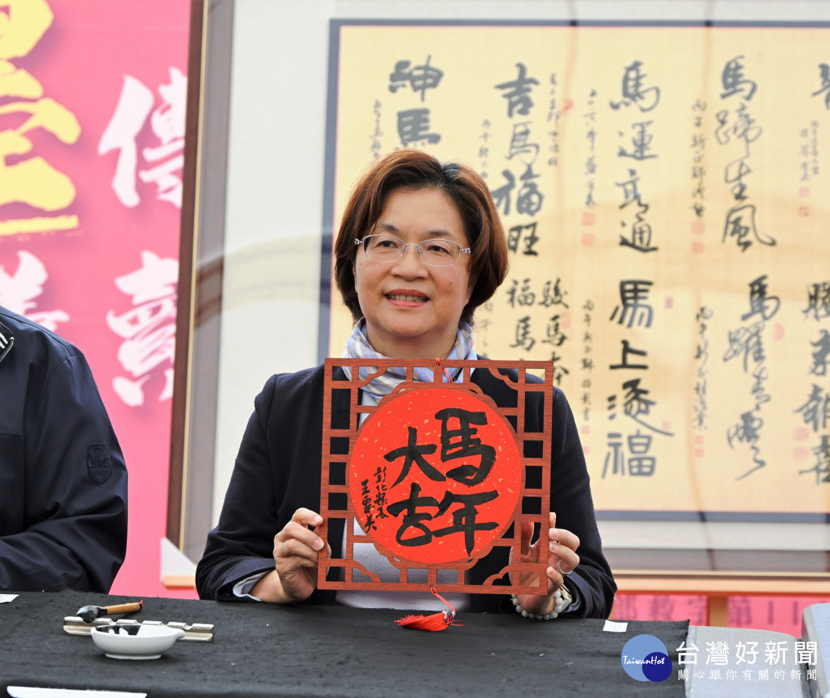 筆墨送暖迎新春，彰化書法名家義賣助伯立歐家園二期。圖／彰化縣政府提供