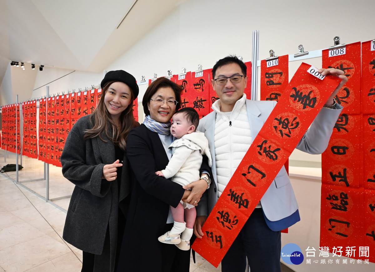 筆墨送暖迎新春，彰化書法名家義賣助伯立歐家園二期。圖／彰化縣政府提供