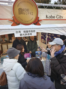 桃園攤位吸引許多神戶市民。