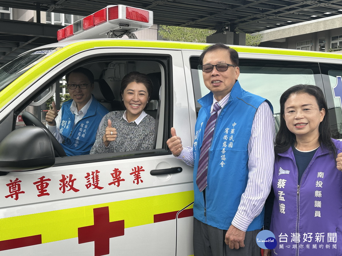 許縣長與劉理事長啟動新車。（記者扶小萍攝）