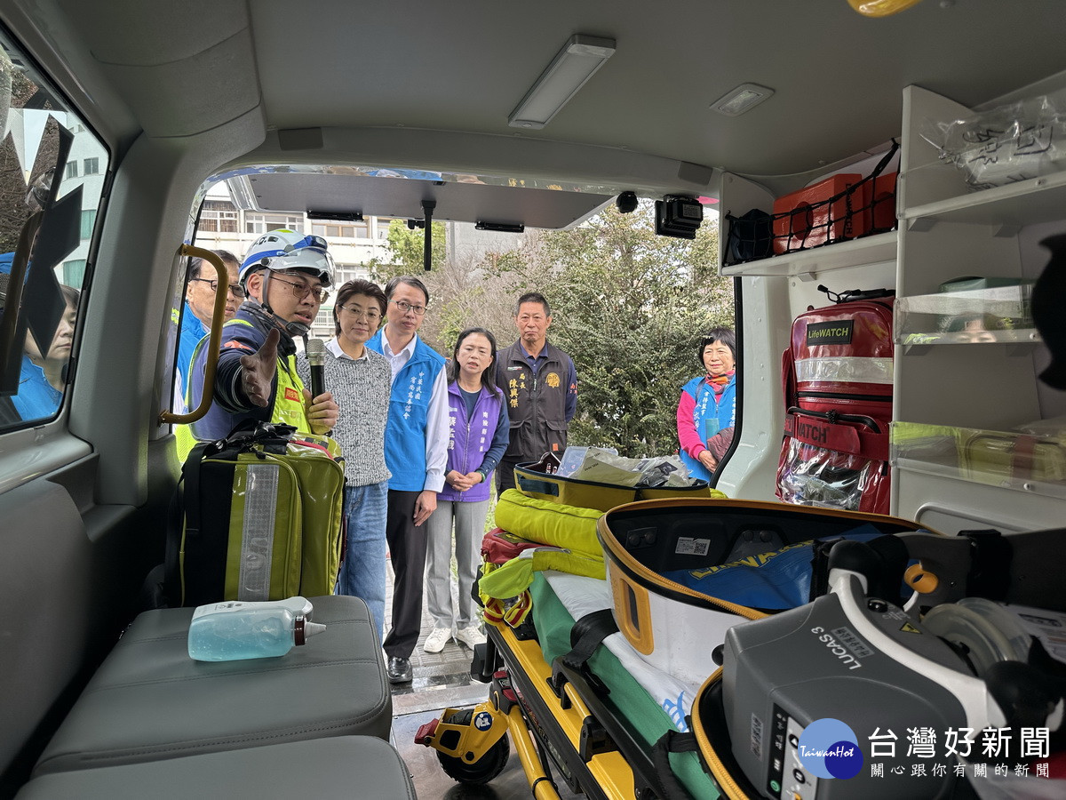 福斯平頂救護專車裝備精良。（記者扶小萍攝）