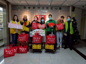 台澎金馬22縣市，將年節禮盒與祝福紅包送至逾1萬4千位植物人家庭、寒士、街友、單親媽媽及獨居長輩手中。
