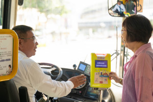 長輩持敬老愛心卡搭乘雙十公車。
