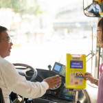 長輩持敬老愛心卡搭乘雙十公車。