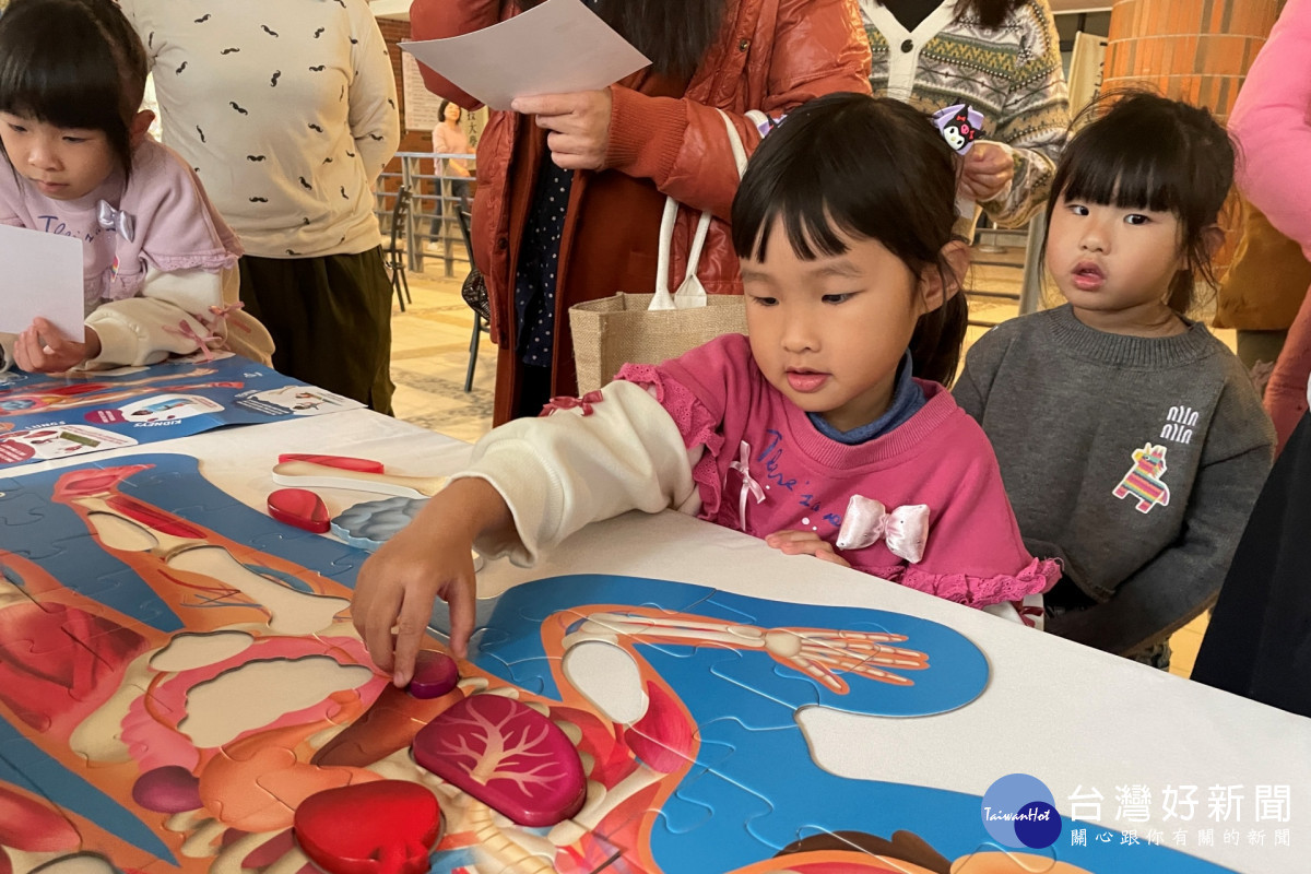 健康事業管理系引導親子認識身體器官構造與基礎健康知識。