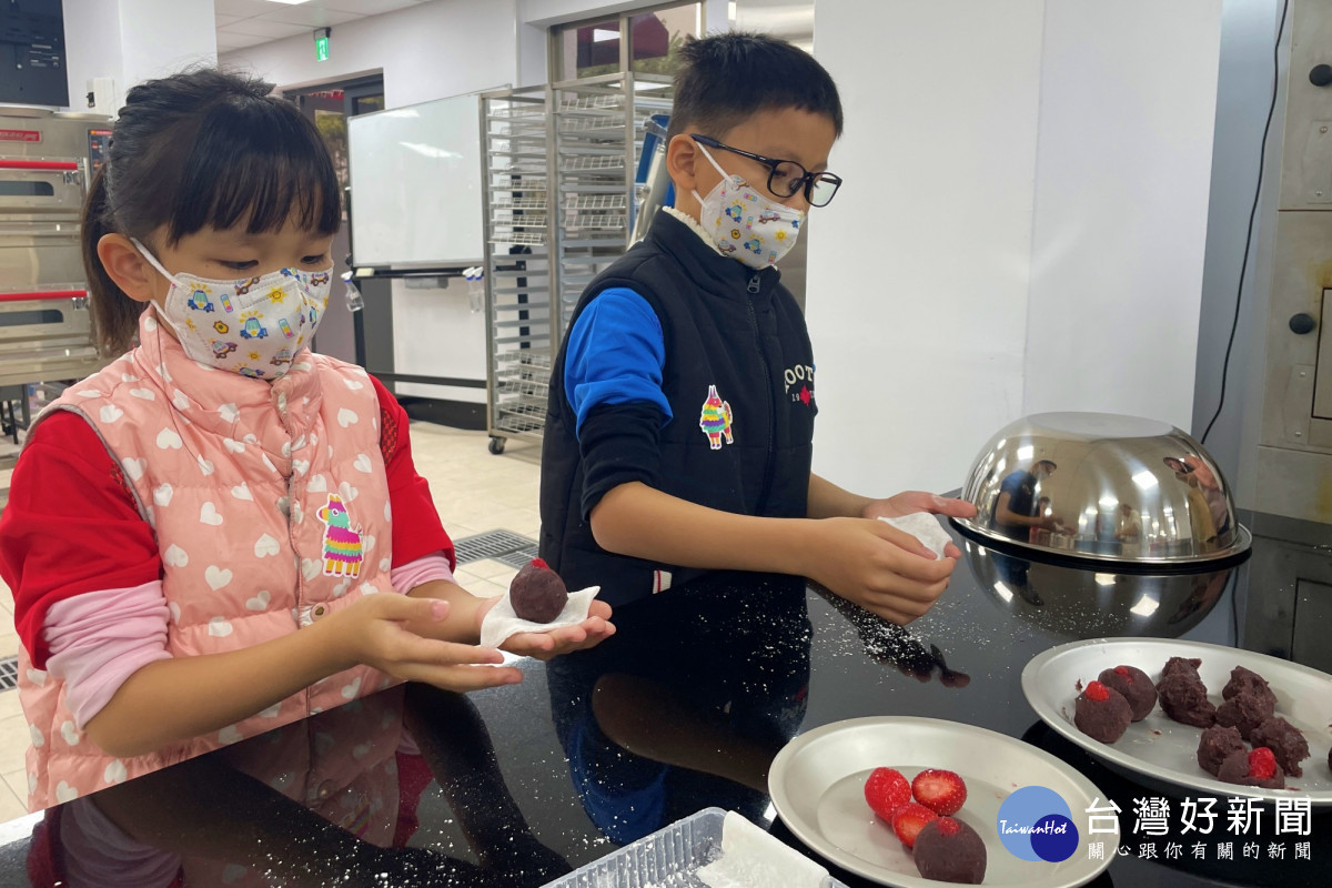 食品科技系規劃「草莓紅豆大福」DIY體驗。