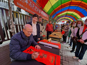 台中市議長張清照邀請書法老師揮毫寫春聯。