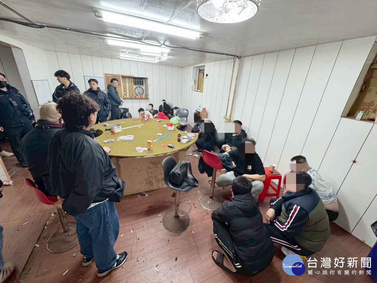 大園警深夜破獲35人職業大賭場。