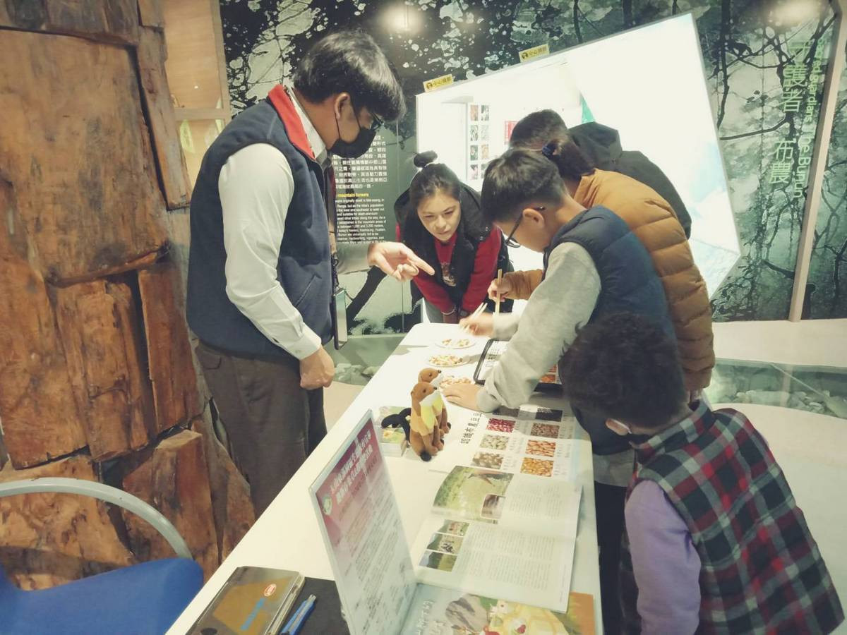 自然保育解說宣導體驗趣味互動。（玉管處提供）