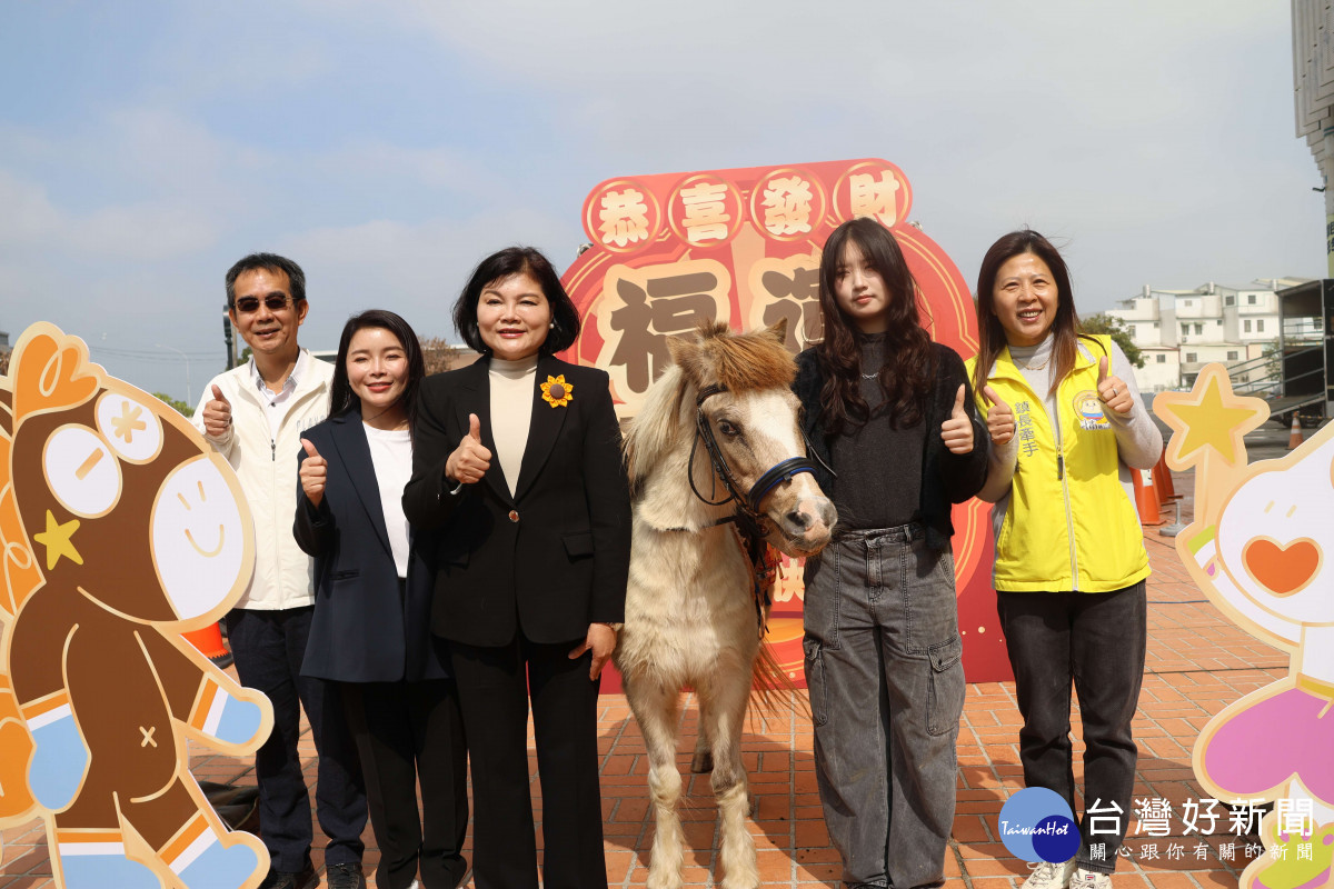 今年首度推出雲林縣民專屬的「雲林一百分,馬上幸福來」免費與駿馬合影活動/縣府提供