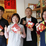 嘉義市政府衛生局配合嘉義市政府推動振興經濟、普發現金6000元政策，今（2）日攜手榮獲「食安三金獎」的優質店家舉辦「食安三金迎新春 消費滿百送春聯」活動／市府提供