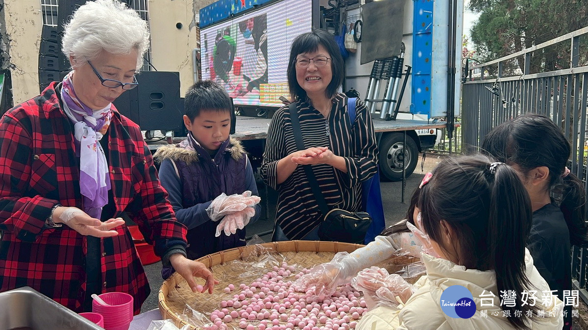 竹秀鹿谷院區成立鄉親煮湯圓同慶。(竹秀提供)