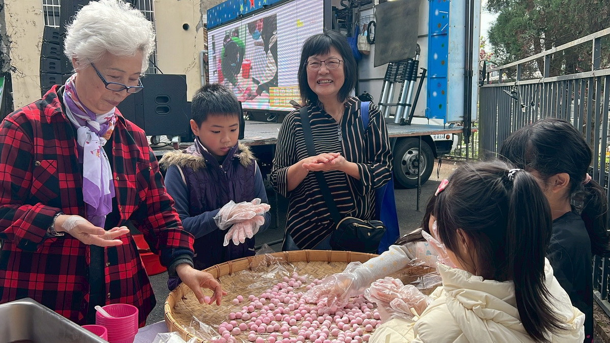 竹秀鹿谷院區成立鄉親煮湯圓同慶。（竹秀提供）