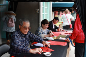 謝瑞煌大師於現場為民眾揮毫春聯作品。（新竹分署提供）