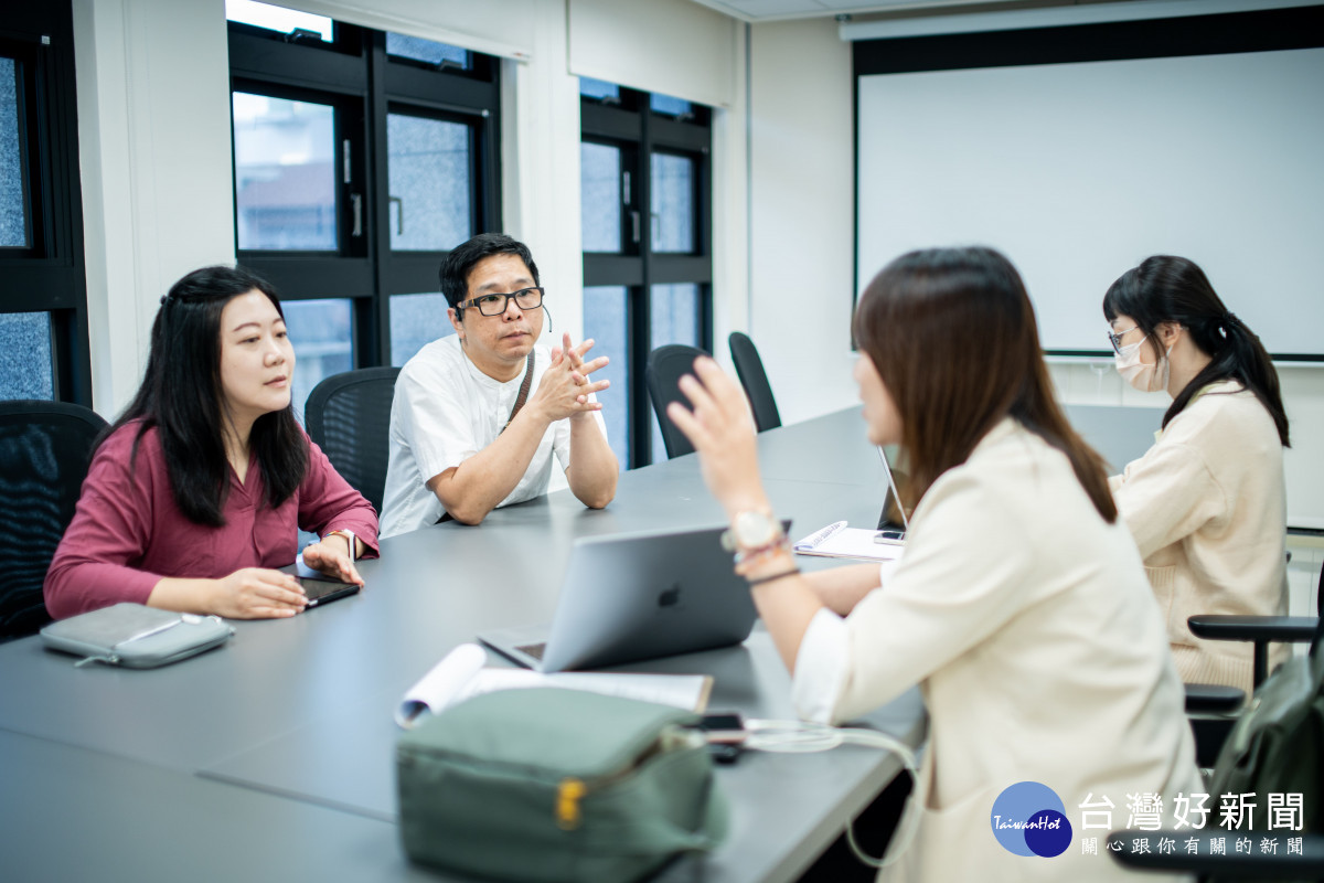 一對一輔導顧問協助青創團隊釐清創業架構,並依團隊發展狀況提供專業建議。