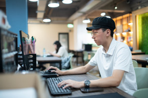 桃園青年局青創基地提供完善創業空間，讓有意創業青年專注於開展創業夢想。