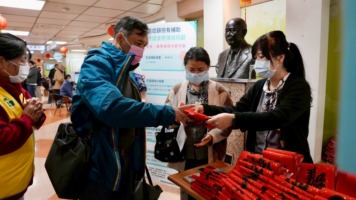 彰化秀傳醫院準備600份春聯，現場民眾熱烈索取。