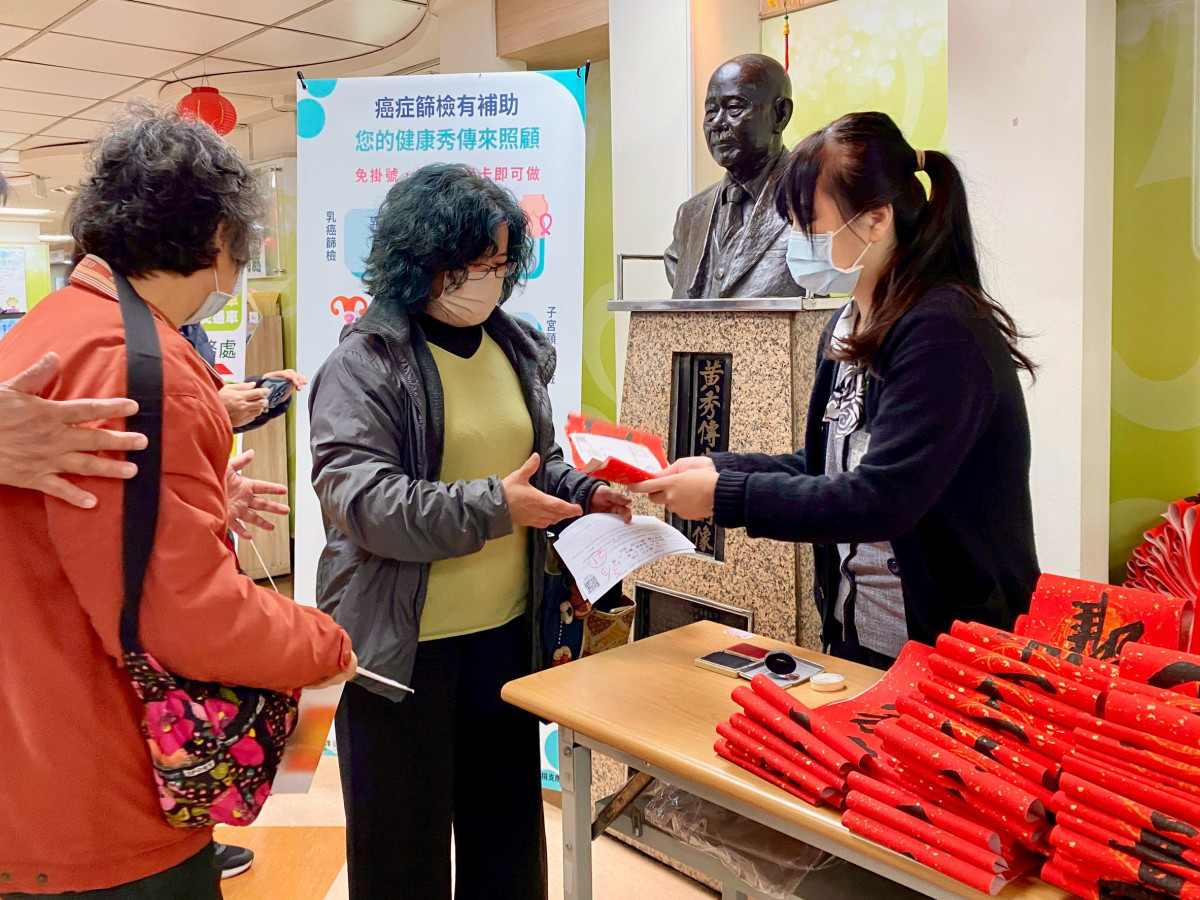 彰化秀傳醫院準備600份春聯，現場民眾熱烈索取。