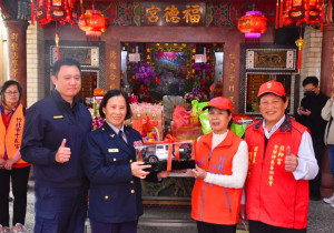 贈車典禮由千歲宮林秀蘭主委及新竹縣金財神慈善功德會彭吉台主委代表致贈。