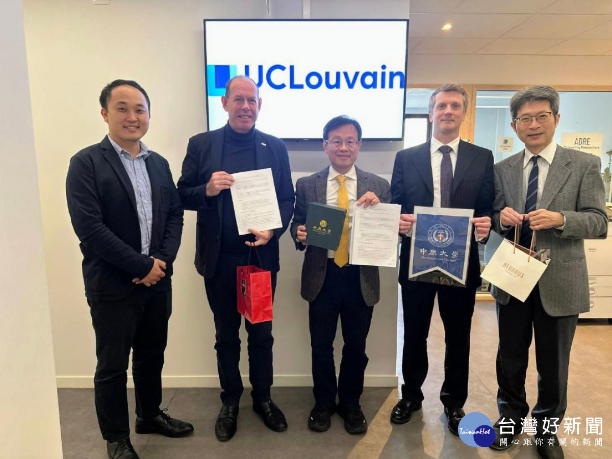 中原大學半導體產業學院與比利時法語魯汶大學WinFab簽署合作備忘錄，攜手培育國際人才。（左起：中原大學主任郭泰辰、UC Louvain研發處主任、中原大學半導體學院院長傅昭銘、WinFab經理、中原大學副校長吳宗遠）