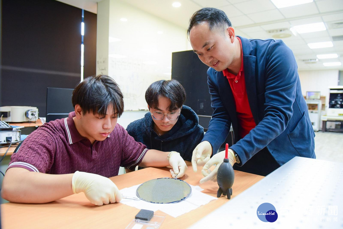 中原大學郭泰辰（右）指導學生確認晶圓量測位置與量測條件設定，確保實驗數據準確性。
