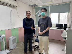 雲林縣口湖衛生所首位常駐牙醫師賴奕卲醫師(右)／翻攝照片