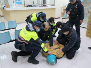 桃園市警局在春節前與轄內各金融機構、金銀珠寶業舉辦防搶演練。