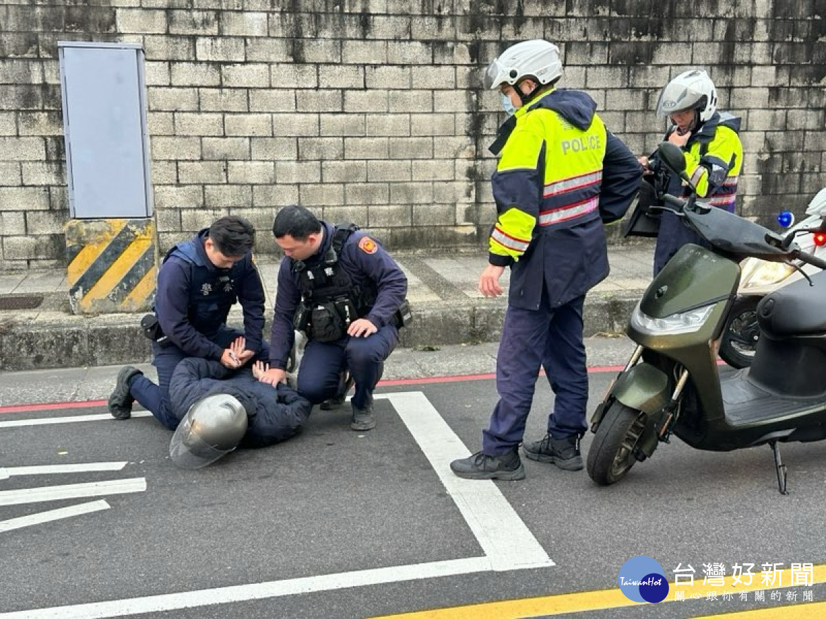桃園市警局在春節前與轄內各金融機構、金銀珠寶業舉辦防搶演練。<br />
<br />
