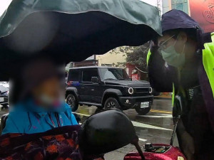 76旬婦雨中受困街頭發抖，平鎮警巡邏及時馳援。