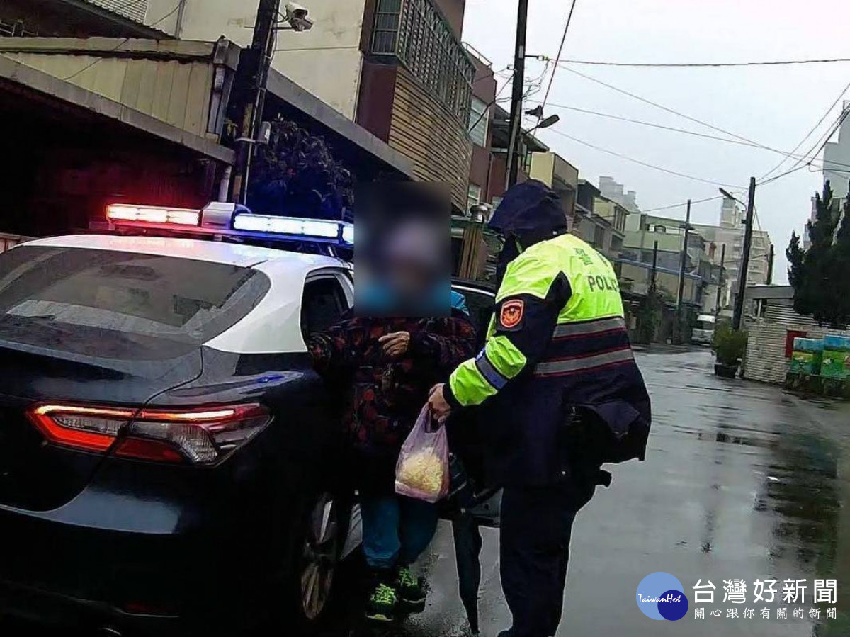 北勢派出所員警巡邏經過，即時伸出援手，讓她得以平安返家。