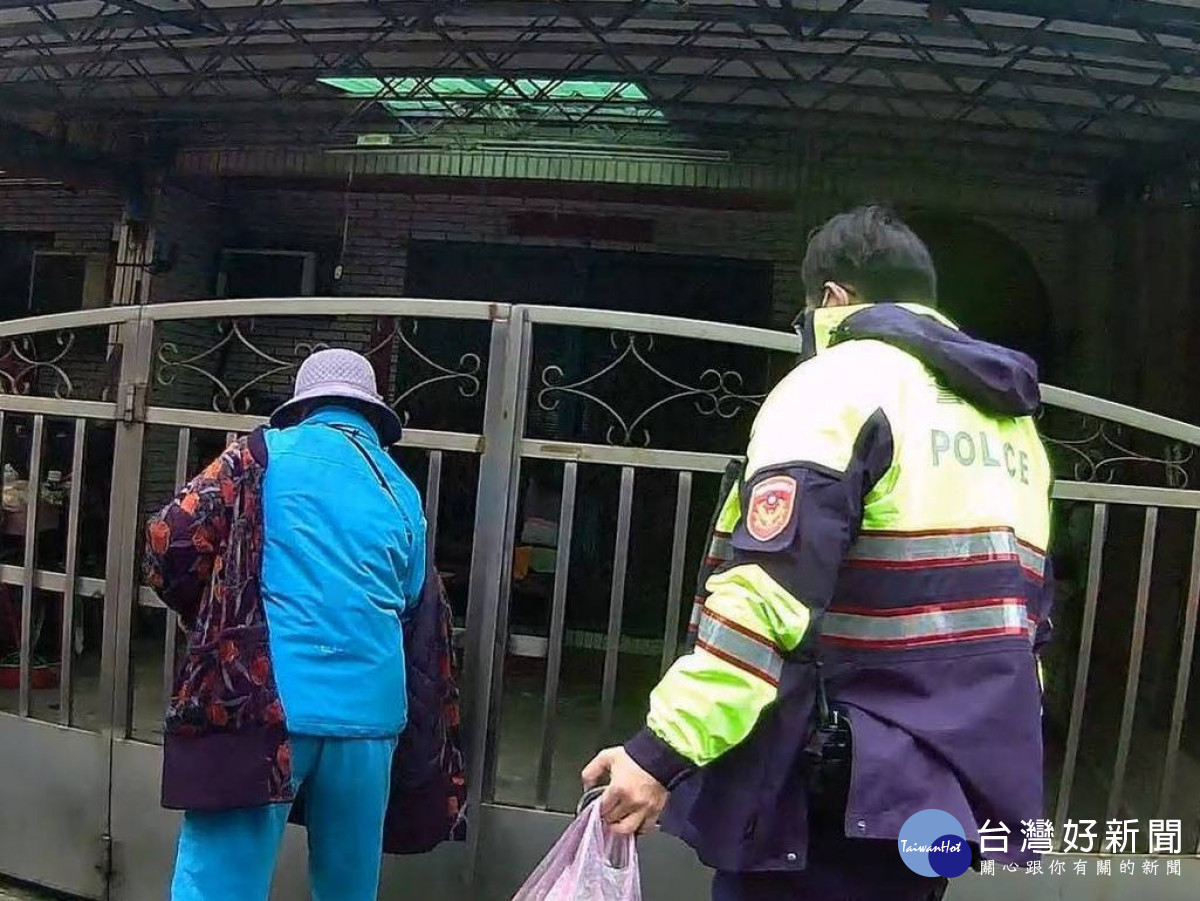北勢派出所員警巡邏經過，即時伸出援手，才讓她得以平安返家。