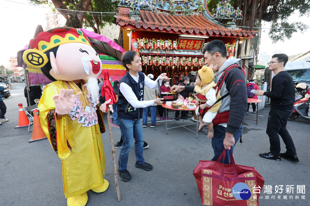 和平里長參選人張又仁特別安排土地公寶寶到場同樂