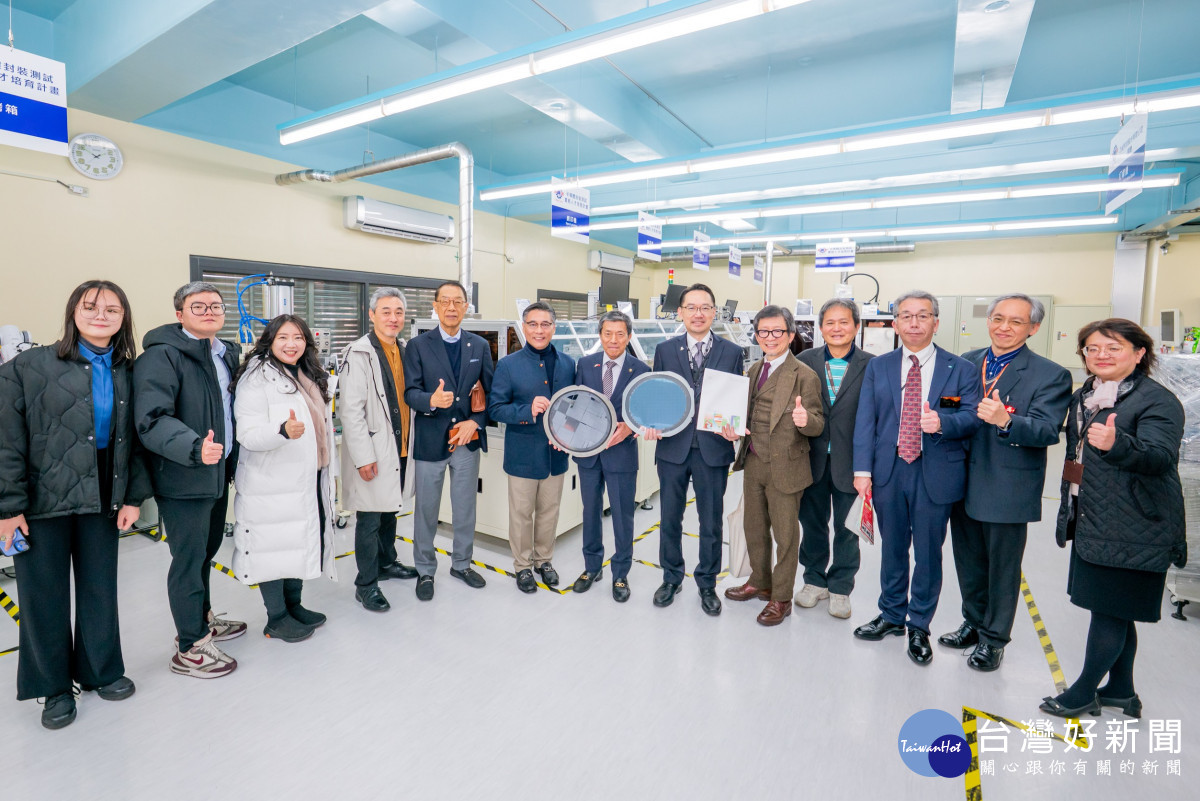 一關市市長佐藤善仁（中）與大使包化富（左六），率交流團產官學界代表，與副校長李志鴻（右六）及校內主管參觀「半導體技術中心」。
