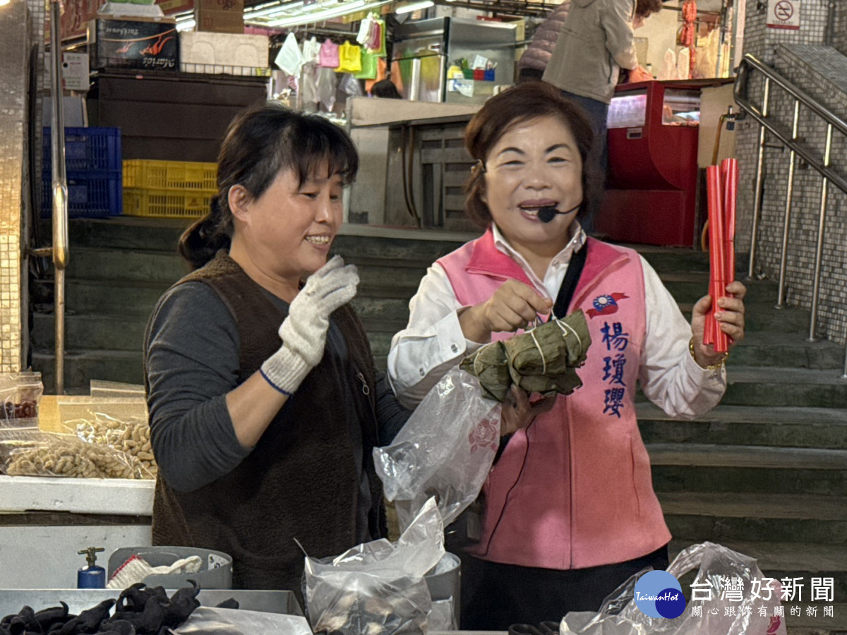 攤商致贈粽子祝福楊瓊瓔包中。