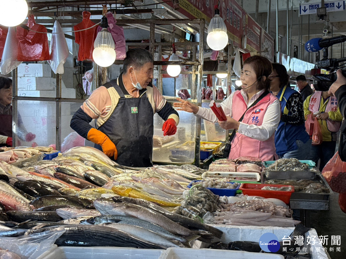楊瓊瓔遇到熟識鄉親，逐一寒暄問候。