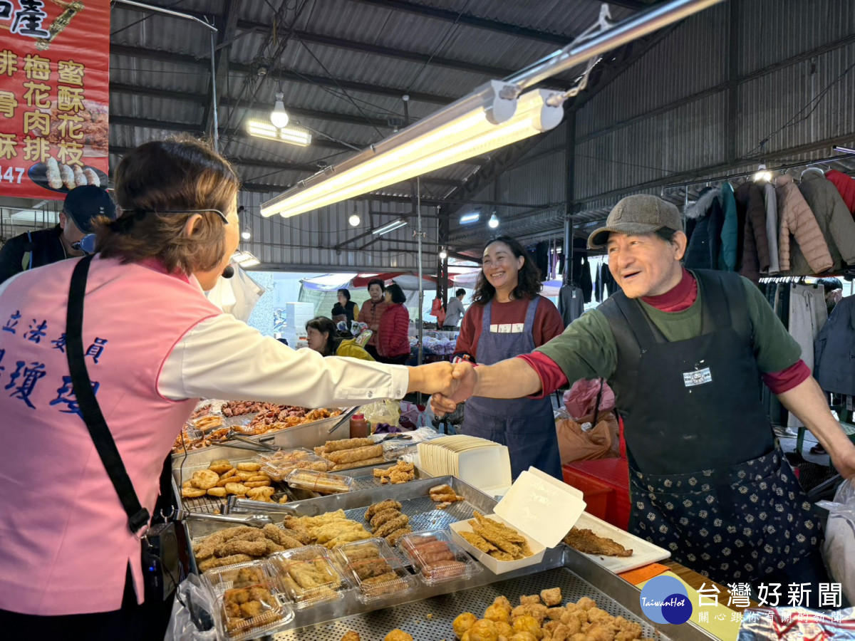 市場攤商鼓勵楊瓊瓔「一定會全力支持」。