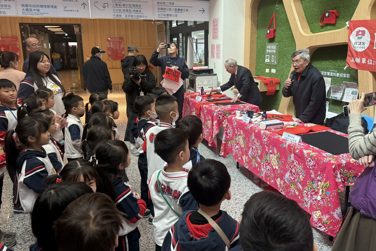 現場揮毫的書法家們也與幼兒園孩童進行問答互動，推廣書法之美。