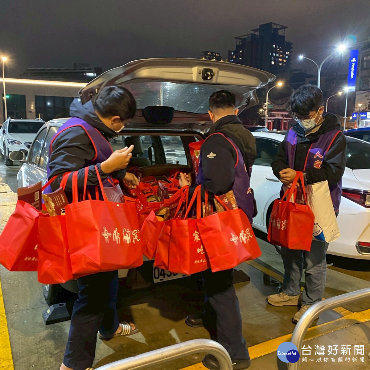 送暖迎新年　人安桃園平安站「寒士吃飽三十」發送年禮助寒士