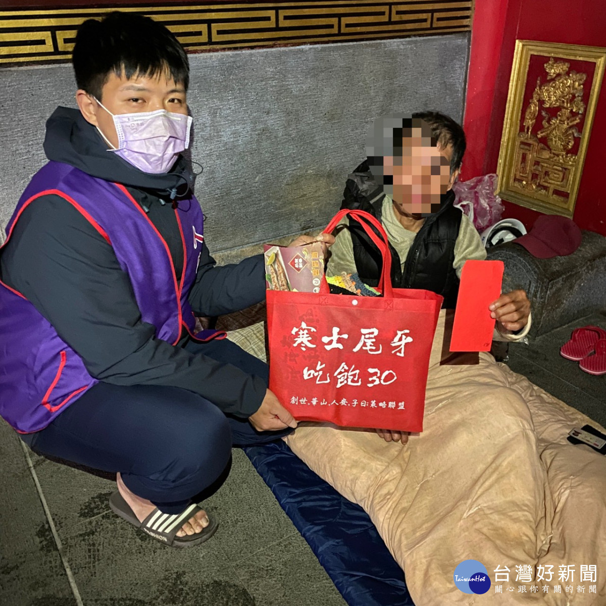 義工遞上暖心年禮及應急紅包