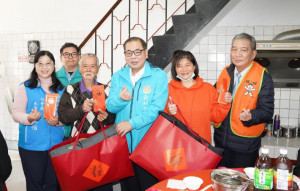 副縣長陳見賢關懷遊民朋友，頒發物資。