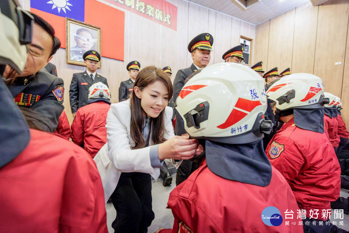 竹市消防局生力軍師徒傳承　高虹安授帽祝福