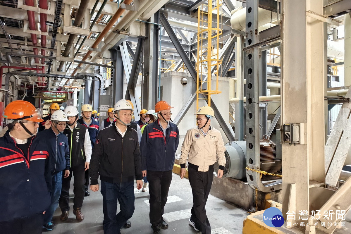 桃園市副市長蘇俊賓前往轄內大型化纖廠進行春安輔導稽核，並與業者交流溝通。