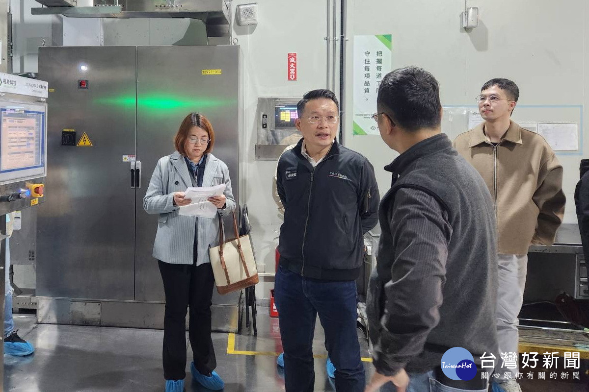 桃園市副市長蘇俊賓前往轄內大型化纖廠進行春安輔導稽核，並與業者交流溝通。