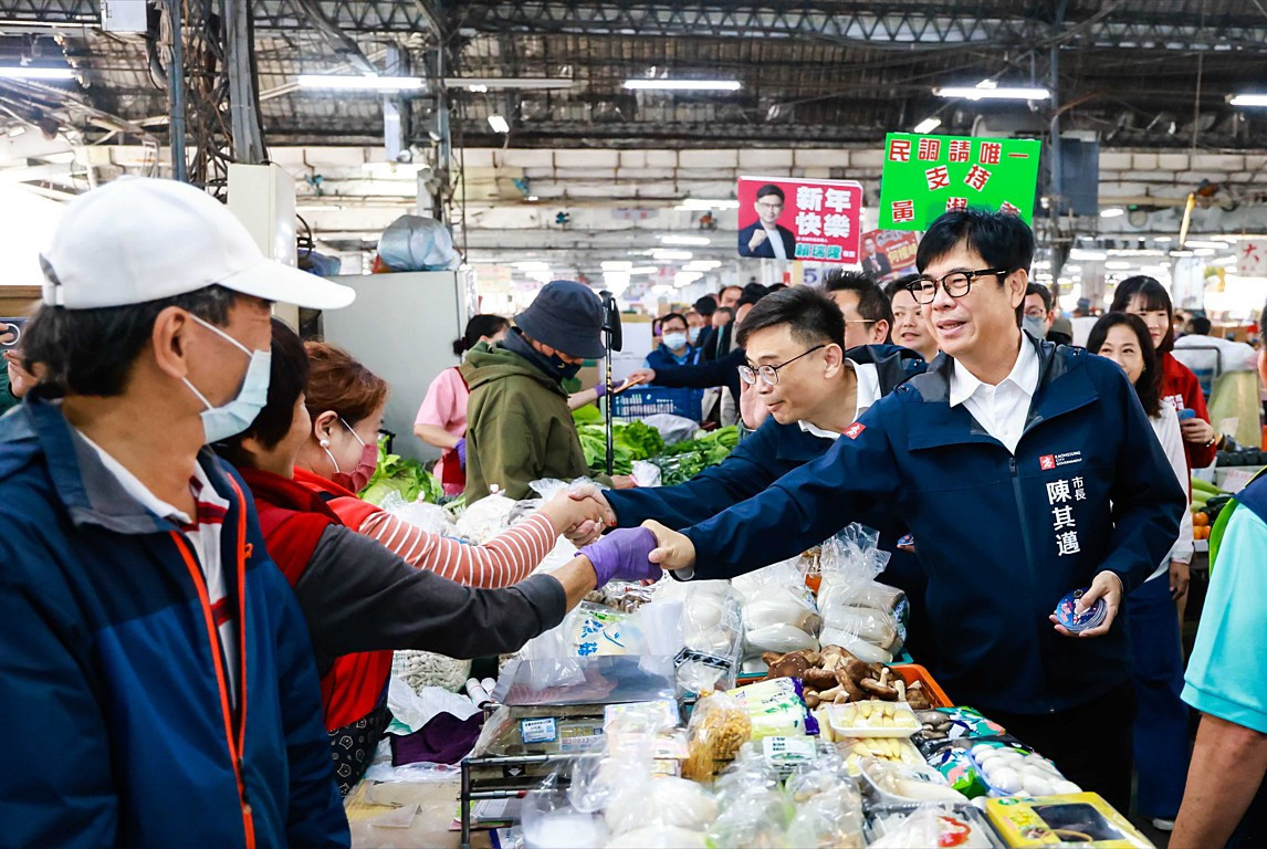 關心春節前農產品供應情形　陳其邁清晨巡訪鳳山、高雄果菜批發市場拜早年