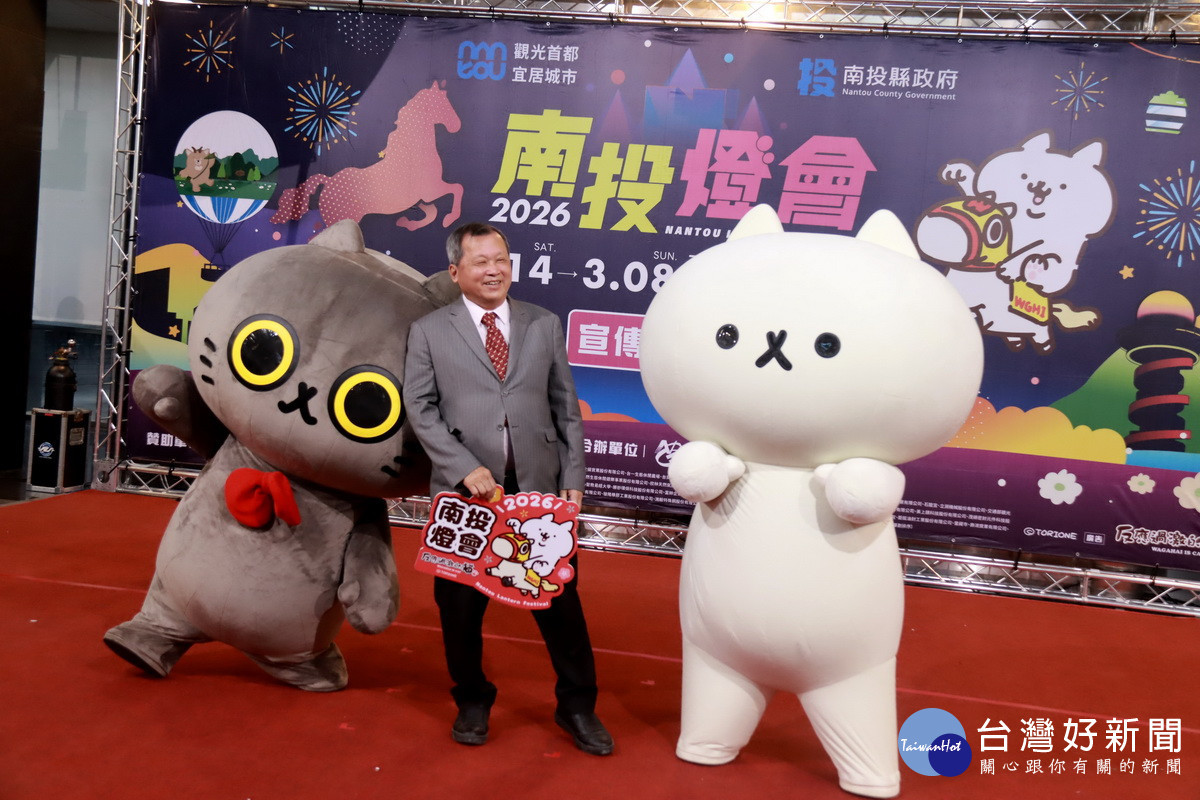 王副縣長與反應過激的貓三連拍十分逗趣。（ 記者扶小萍攝）