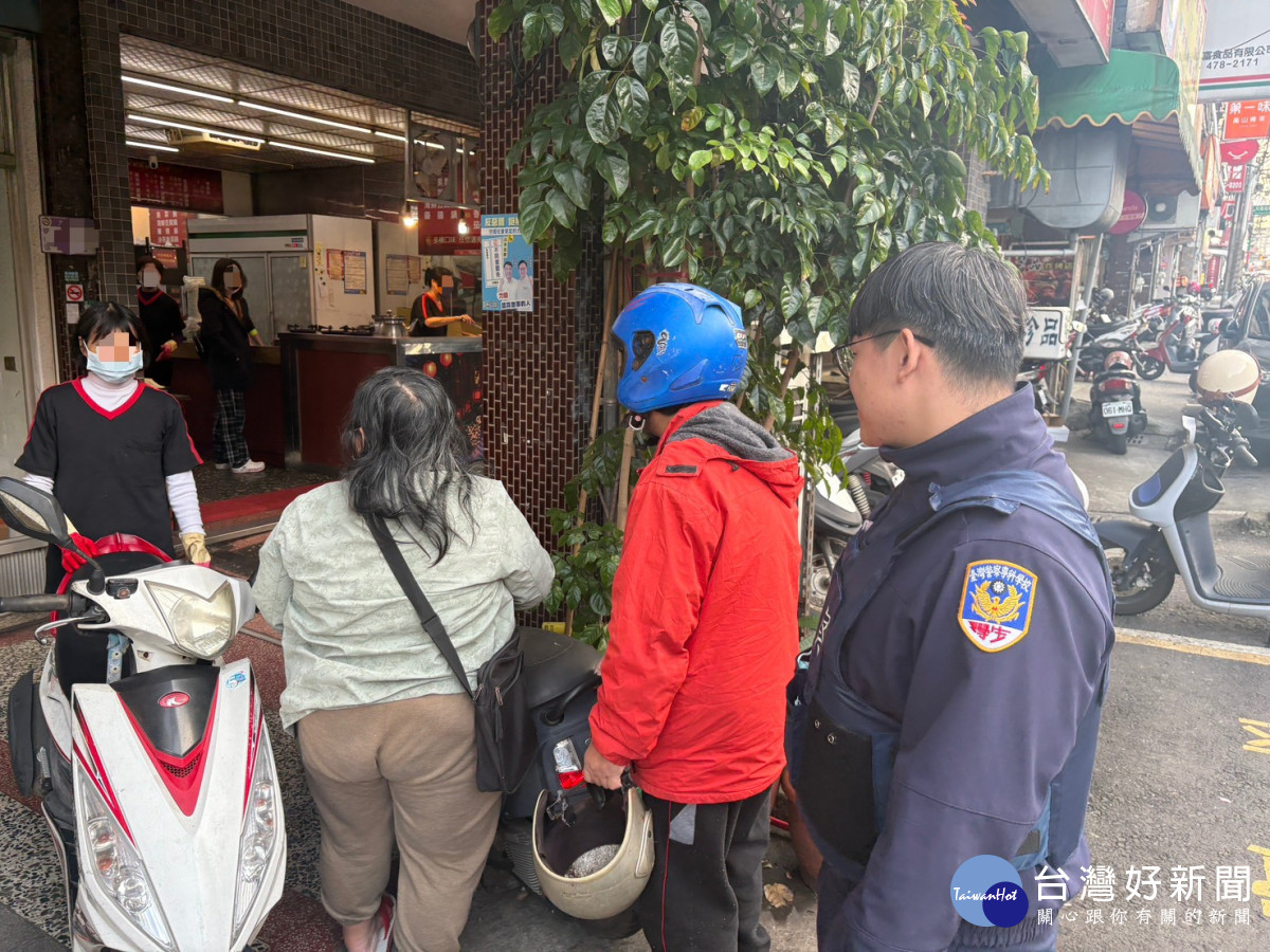 楊梅派出所員警顧晉瑋、王秉騏及警專實習生洪仕政耐心比對監視器，最終在報案地點百公尺外尋獲利姓婦人停放之機車。