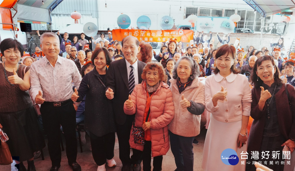 中醫大附醫院長周德陽等貴賓與百位長輩齊聚合影，提前感受團圓迎新的溫暖。